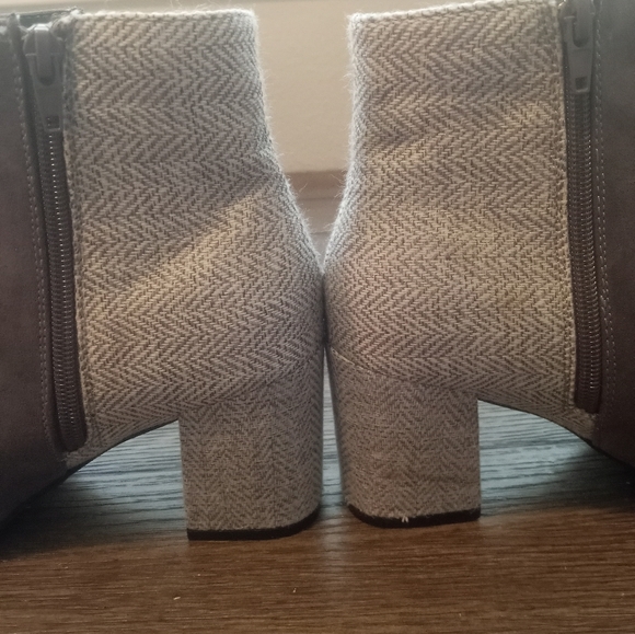 Women's gray chunky block heel booties - Picture 2 of 9